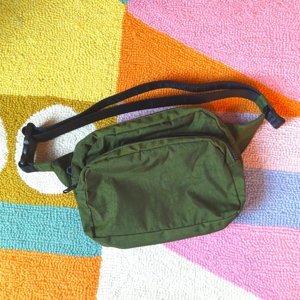 BAGGU Fanny Pack in Bay Laurel EUC